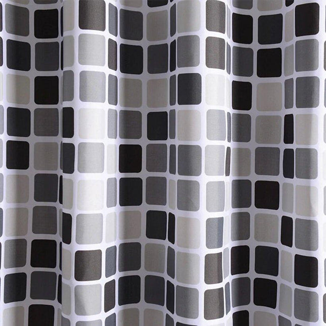 Szaro-czarna zasłona prysznicowa w kwadraty