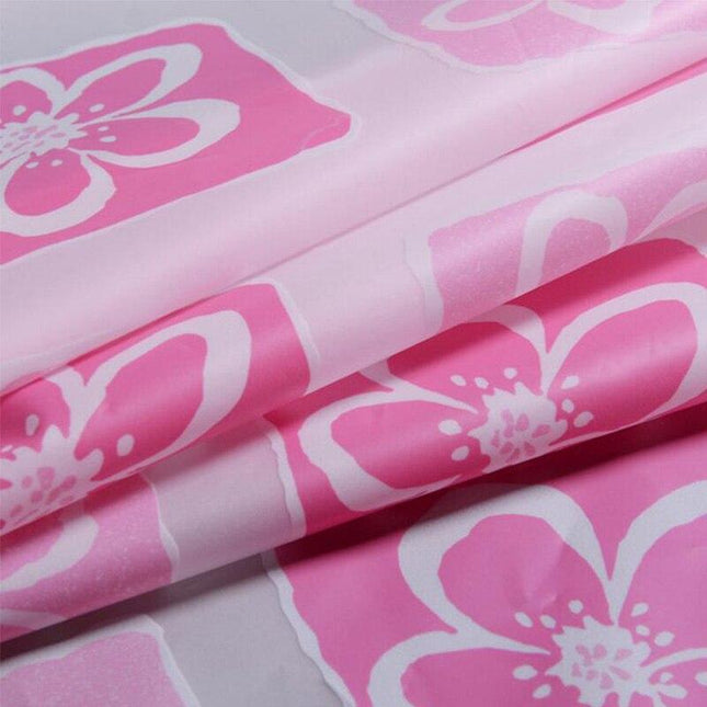 Błyszcząca różowa zasłona prysznicowa w kwiaty