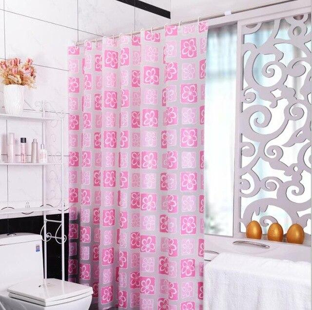 Błyszcząca różowa zasłona prysznicowa w kwiaty