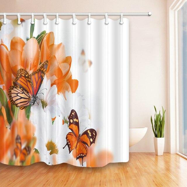 Zasłona z pomarańczowymi kwiatami i motylami