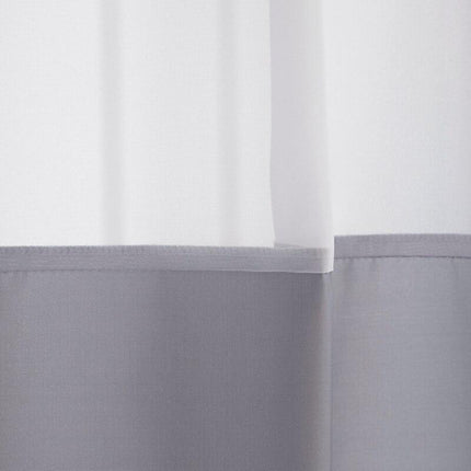 Szaro-biała zasłona prysznicowa w pasy