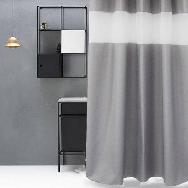 Szaro-biała zasłona prysznicowa w pasy